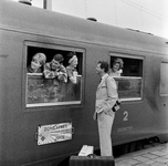 849607 Afbeelding van reizigers in de autoslaaptrein Zonexpres naar Nice voor vertrek vanaf het N.S.-station Amsterdam ...